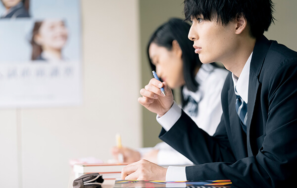 大学受験の勉強をする高校生