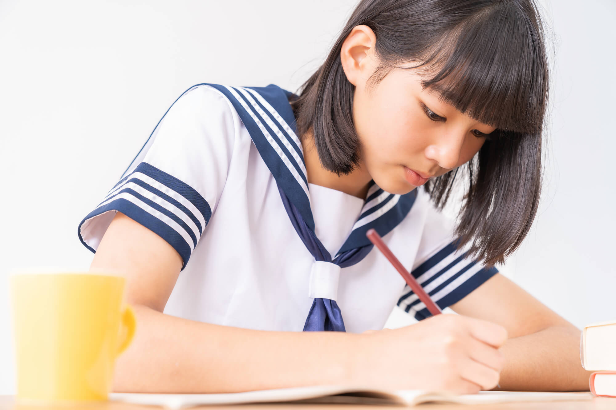 定期テストの勉強をする中学生