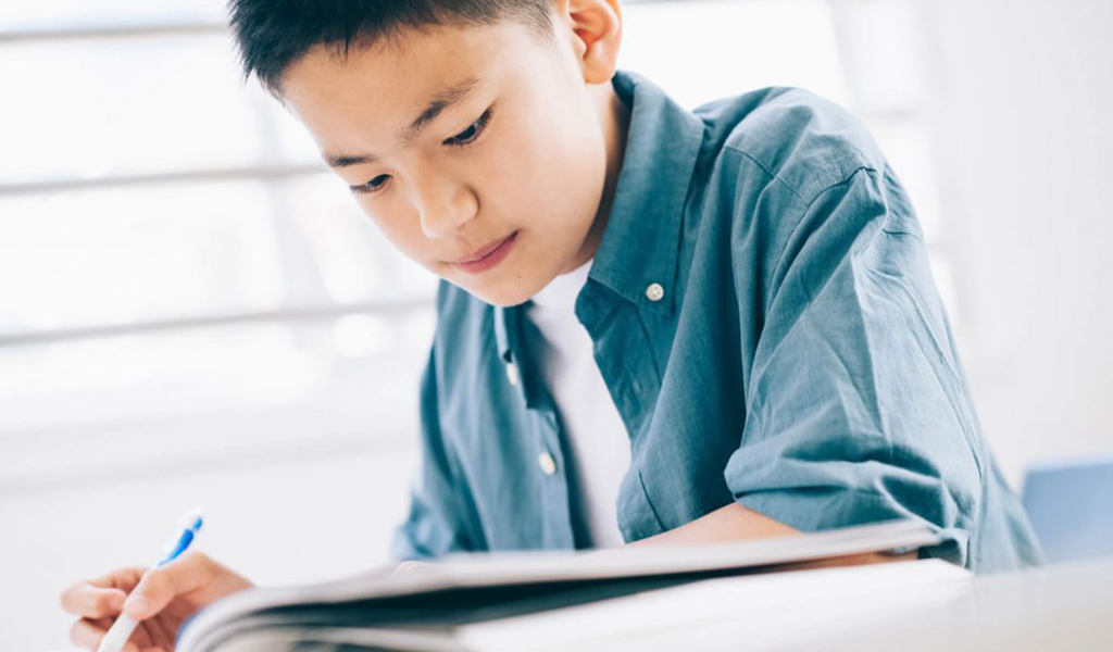 中学受験対策をする小学生